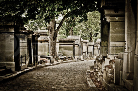 Paris Père Lachaise Cemetery – Around the Curve