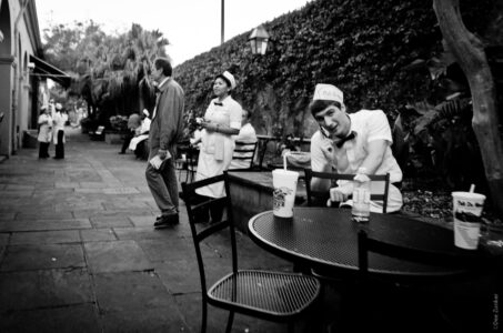 New Orleans Street Photography – Behind the Cafe Du Monde